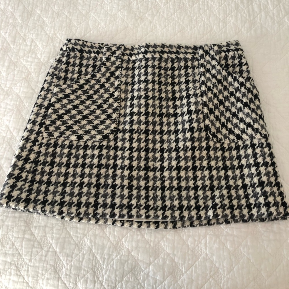 J.Crew houndstooth wool mini skirt. Size 8. Back zipper. Fully lined.